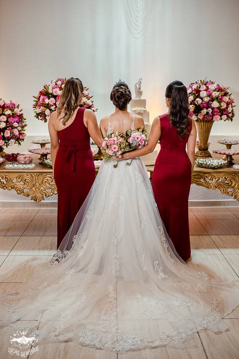 FOTO DOS NOIVOS COM PADRINHOS NO BUEFFET DA FABRICA NO BARREIRO'