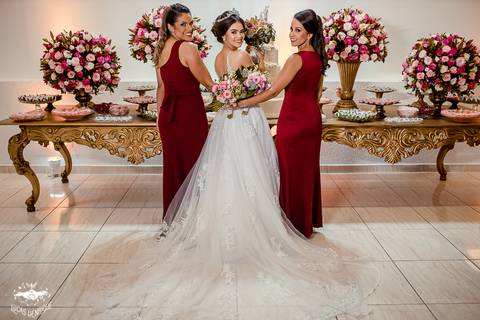 FOTO DOS NOIVOS COM PADRINHOS NO BUEFFET DA FABRICA NO BARREIRO'