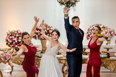 FOTO DOS NOIVOS COM PADRINHOS NO BUEFFET DA FABRICA NO BARREIRO'