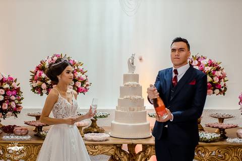 FOTOS DOS NOIVOS NA MESA DO BOLO'