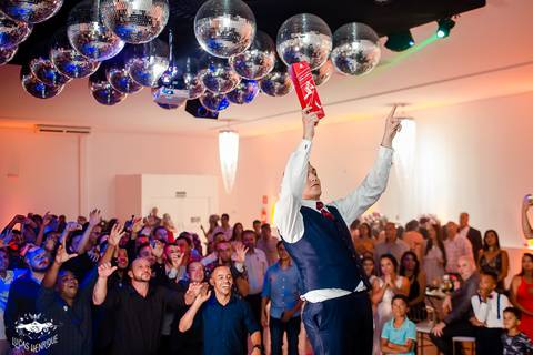 FOTO DO NOIVO JOGANDO JONY WALKER NA FESTA DE CASAMENTO'