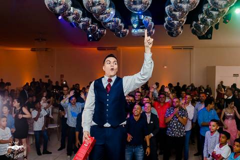 FOTO DO NOIVO JOGANDO JONY WALKER NA FESTA DE CASAMENTO'