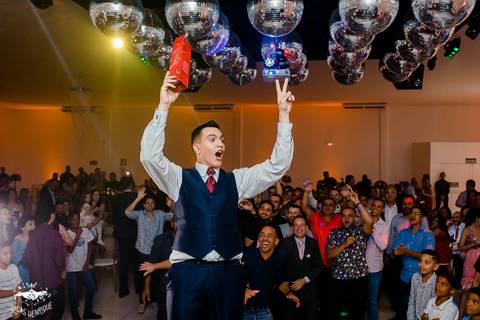 FOTO DO NOIVO JOGANDO JONY WALKER NA FESTA DE CASAMENTO'