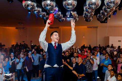 FOTO DO NOIVO JOGANDO JONY WALKER NA FESTA DE CASAMENTO'