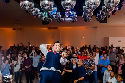 FOTO DO NOIVO JOGANDO JONY WALKER NA FESTA DE CASAMENTO'