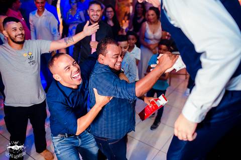FOTO DO NOIVO JOGANDO JONY WALKER NA FESTA DE CASAMENTO'