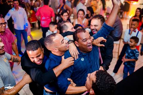 FOTO DO NOIVO JOGANDO JONY WALKER NA FESTA DE CASAMENTO'