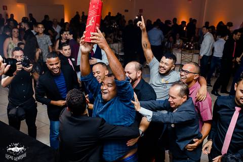 FOTO DO NOIVO JOGANDO JONY WALKER NA FESTA DE CASAMENTO'