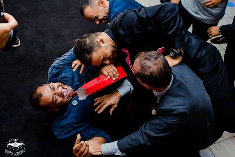 FOTO DO NOIVO JOGANDO JONY WALKER NA FESTA DE CASAMENTO'