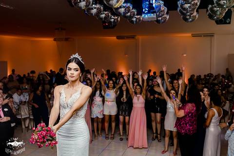 FOTO DA NOIVA JOGANDO BOUQUE DE FLORES NA FESTA DE CASAMENTO'