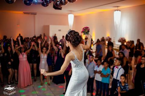 FOTO DA NOIVA JOGANDO BOUQUE DE FLORES NA FESTA DE CASAMENTO'