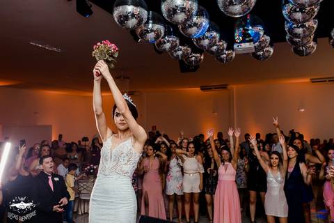 FOTO DA NOIVA JOGANDO BOUQUE DE FLORES NA FESTA DE CASAMENTO'