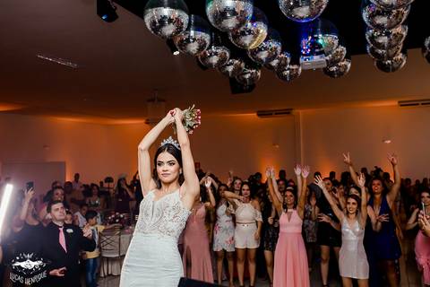 FOTO DA NOIVA JOGANDO BOUQUE DE FLORES NA FESTA DE CASAMENTO'
