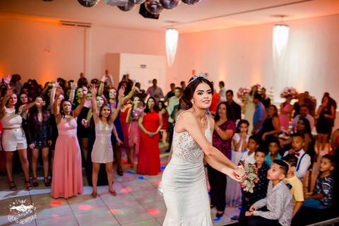 FOTO DA NOIVA JOGANDO BOUQUE DE FLORES NA FESTA DE CASAMENTO'