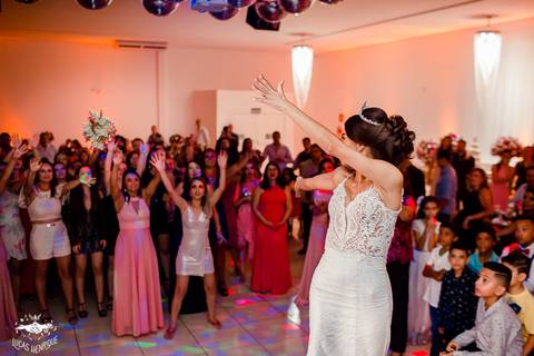 FOTO DA NOIVA JOGANDO BOUQUE DE FLORES NA FESTA DE CASAMENTO'