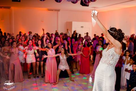 FOTO DA NOIVA JOGANDO BOUQUE DE FLORES NA FESTA DE CASAMENTO'