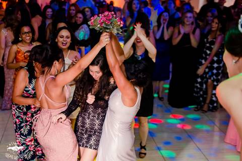 FOTO DA NOIVA JOGANDO BOUQUE DE FLORES NA FESTA DE CASAMENTO'