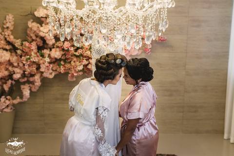 FOTOS DA NOIVA OLHANDO O VESTIDO COM A MÃE'