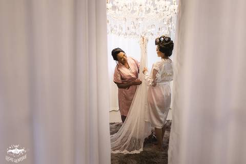 FOTOS DA NOIVA OLHANDO O VESTIDO COM A MÃE'