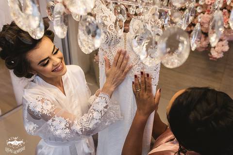 FOTOS DA NOIVA OLHANDO O VESTIDO COM A MÃE'