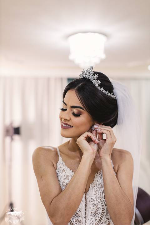 FOTOS DA NOIVA COLOCANDO O BRINCO NO MAKING OF'