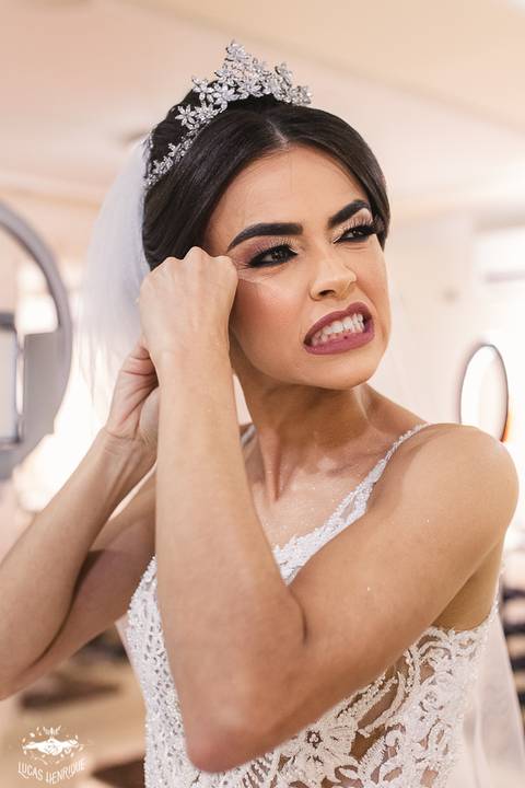 FOTOS DA NOIVA COLOCANDO O BRINCO NO MAKING OF'