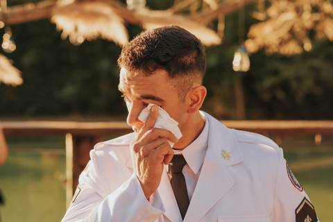 noivo militar chorando entrada da noiva'