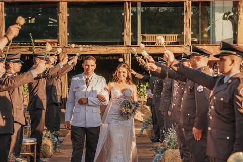 entrada dos noivos com honra militar'