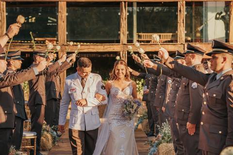 entrada dos noivos com honra militar'