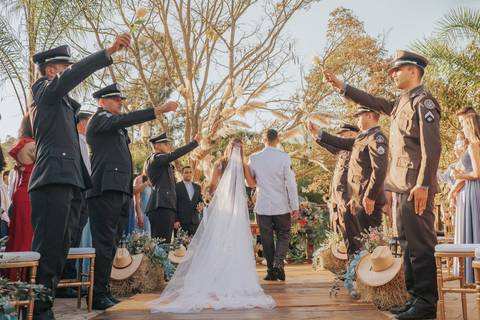 entrada dos noivos com honra militar'