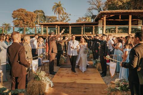 entrada dos noivos com honra militar'