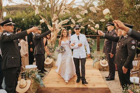 fotos saida dos noivos casamento com honra militar'