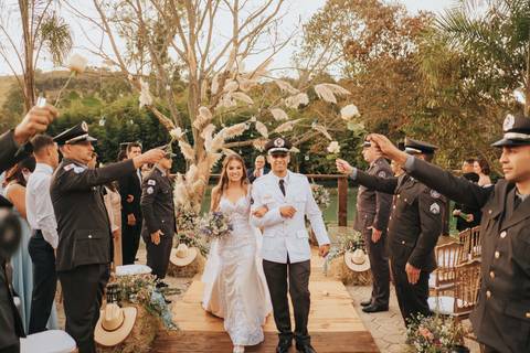 fotos saida dos noivos casamento com honra militar'