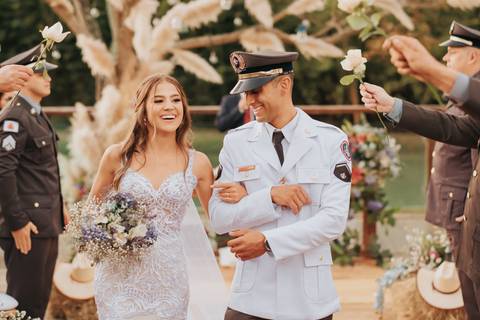 fotos saida dos noivos casamento com honra militar'