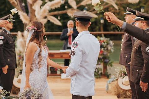 fotos saida dos noivos casamento com honra militar'