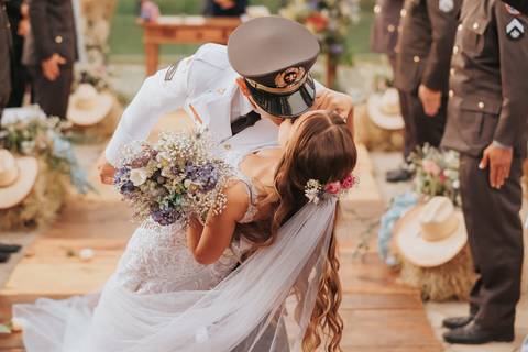 fotos saida dos noivos casamento com honra militar'