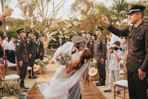 fotos saida dos noivos casamento com honra militar'