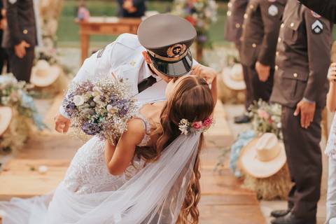fotos saida dos noivos casamento com honra militar'