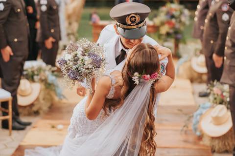 fotos saida dos noivos casamento com honra militar'