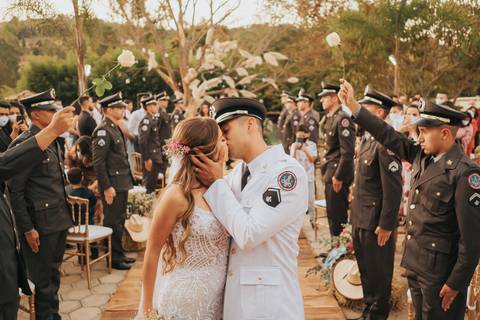 fotos saida dos noivos casamento com bombeiro militar'