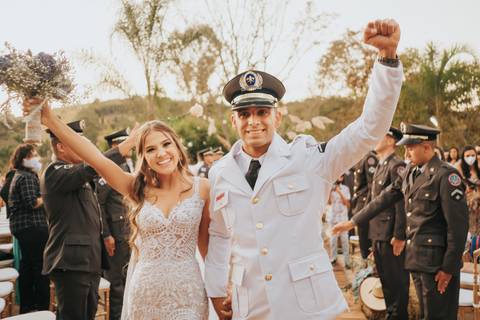 fotos saida dos noivos casamento com bombeiro militar'