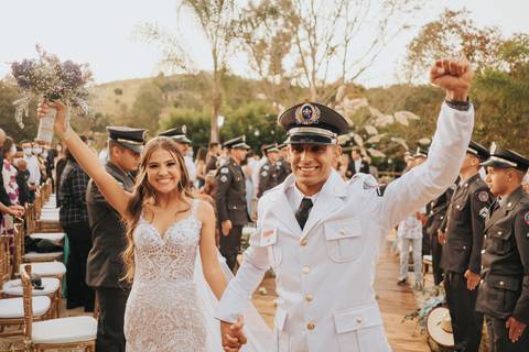 fotos saida dos noivos casamento com bombeiro militar'