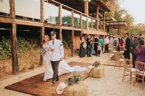 fotos saida dos noivos casamento com bombeiro militar'
