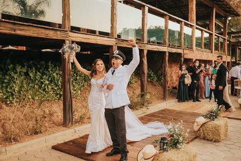 fotos saida dos noivos casamento com bombeiro militar'