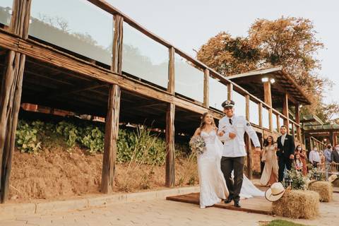 fotos saida dos noivos casamento com bombeiro militar'