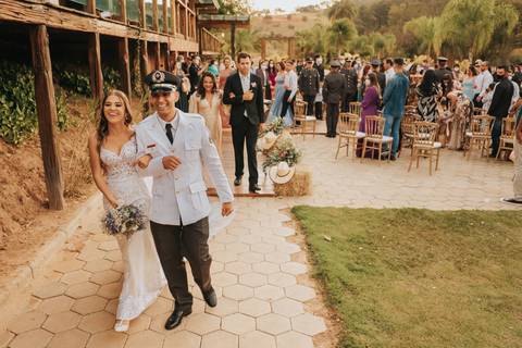 fotos saida dos noivos casamento com bombeiro militar'