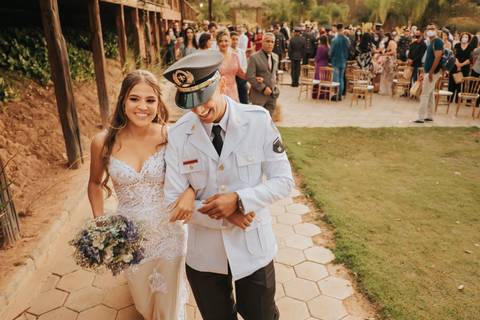 fotos saida dos noivos casamento com bombeiro militar'