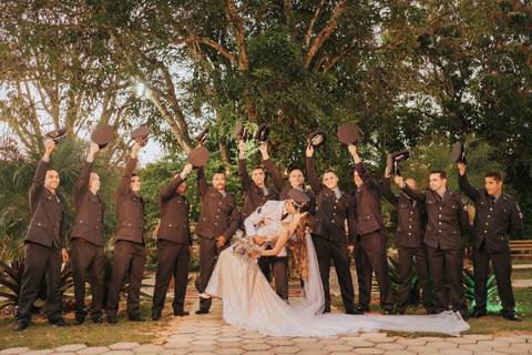 fotos saida dos noivos casamento com bombeiro militar'