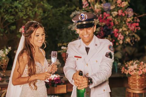 fotos saida dos noivos casamento com bombeiro militar'