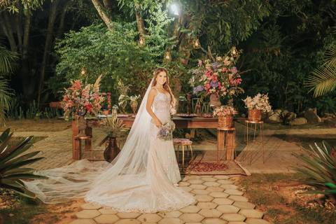 fotos noiva na mesa do bolo'